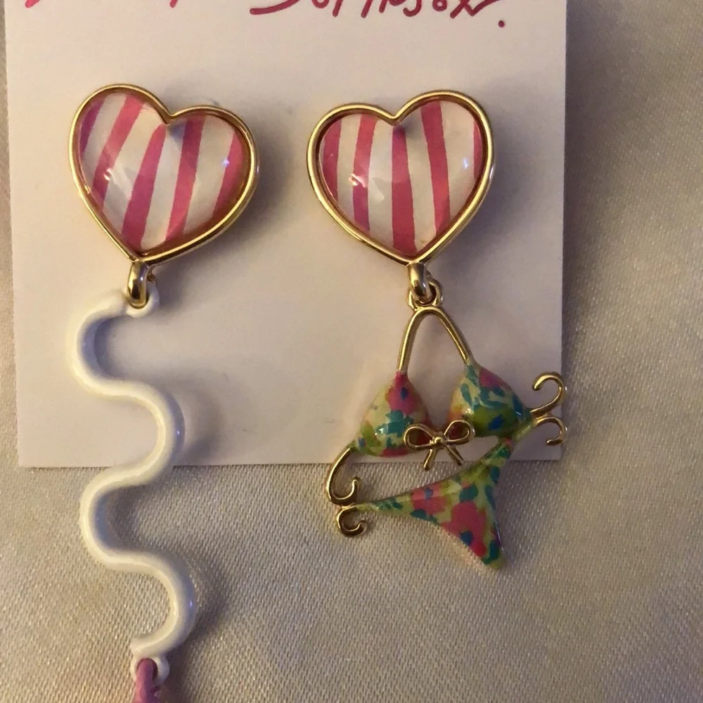 Betsey Johnson Bikini & Sunscreen Mismatch Drop Earrings Acrylic Heart NWT - Picture 9 of 14